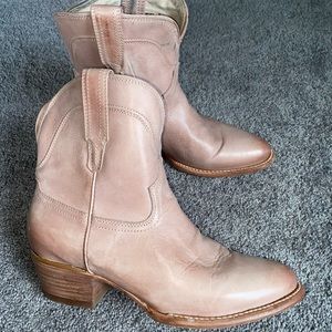 Freebird Zamora in blush size 8